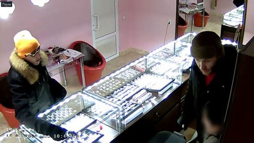 З'явилось фото та відео з пограбування ювелірного магазину в Козятині