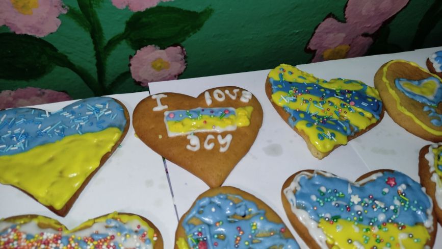 Гостинці до свята: учні та вчителі розфарбували для військових майже 150 штук печива