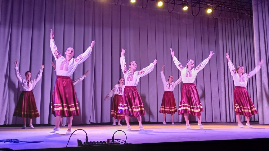 Не лише танцювали, а й співали: Звітний концерт колективу «Колорит»