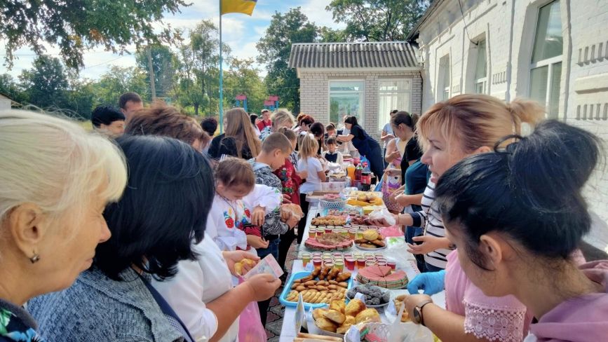 Пироги, желе, штруделі, канапки: у  Козятинській гімназії № 9  влаштували благодійний ярмарок