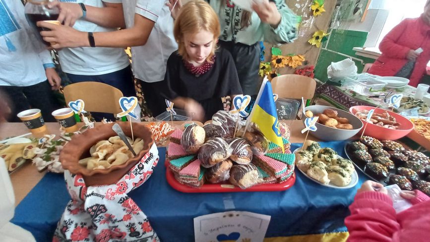 На благодійному ярмарку у Білопільській гімназії зібрали понад 11 тисяч гривень