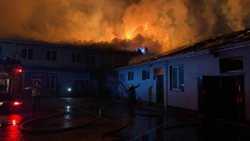 Масштабна пожежа на ринку у Хмільнику: вогонь бачили в різних куточках міста
