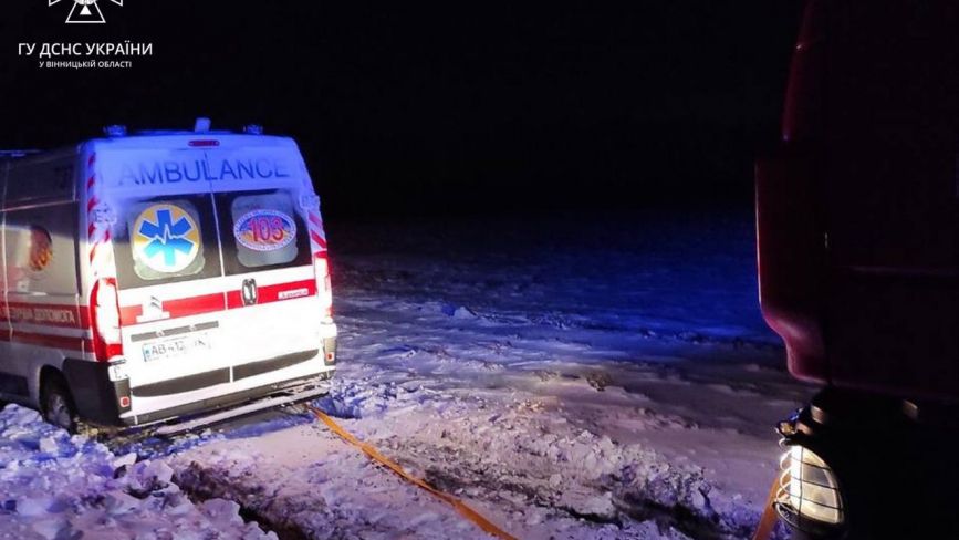 У Махаринцях автомобіль екстреної медичної допомоги застряг у снігових переметах