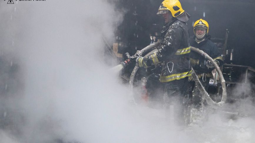 Масштабна пожежа: показали фото, як рятувальники боролися з наслідками атаки на Вінниччину