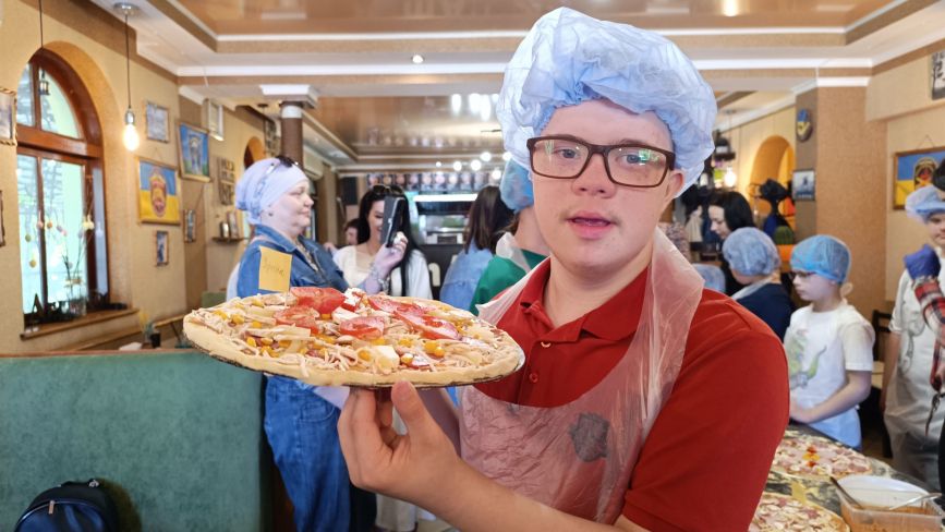 Дружно готували піцу з волонтерами з різних куточків України