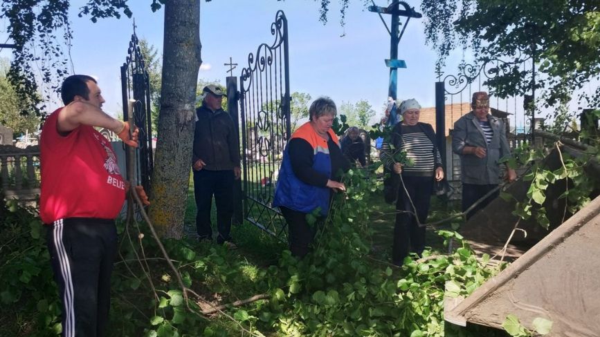 Махнівська громада: спільними зусиллями прибрали кладовище в селі Вовчинець