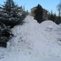 На площі «голубі ялинки» комунальники загорнули снігом