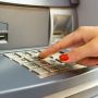 Як діяти, якщо у банкоматі залишилася картка: п'ять основних кроків