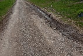 «Бабусю нам дорогу будуть робити!» — тішилися діти, але за півгодини повернулися засмученими: «То не дорога, там одне каміння»