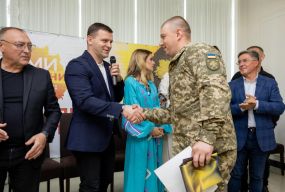 Микола Філонов разом із партнерами передали військовим 12 автомобілів та обладнання на майже 5 мільйонів гривень (БФ «Український Альянс»)