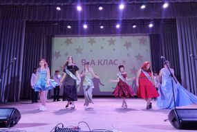 У руках дев'ятикласників — свідоцтва. Підбірка фото з соцмереж наших випускників