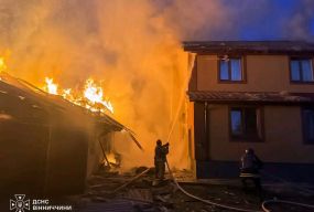 Російська атака спричинила пожежу на Вінниччині: пошкоджений житловий будинок