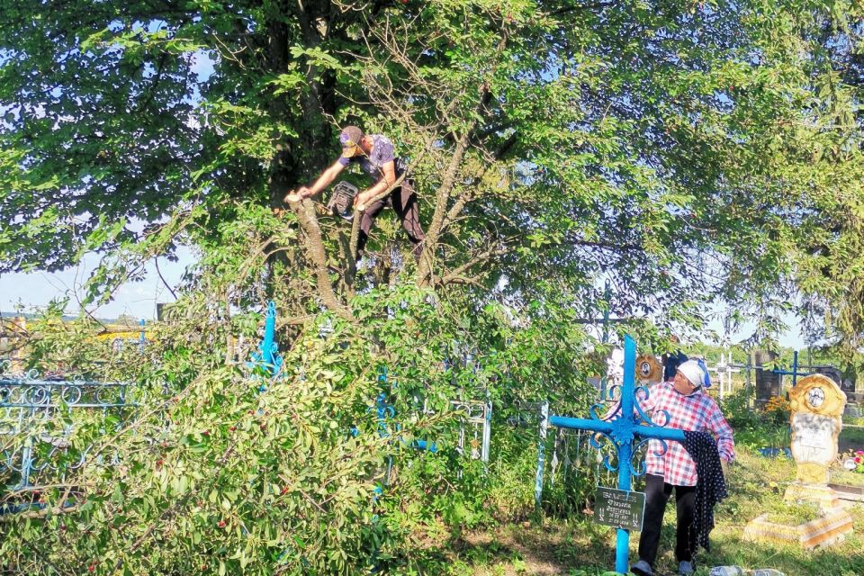У Пустосі провели толоку на кладовищі. Прибирали два дні поспіль