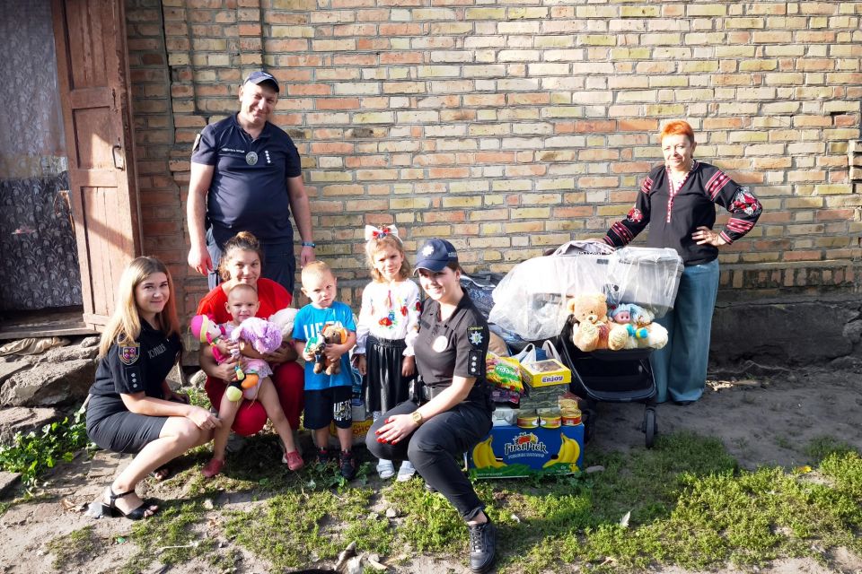 Поліцейські Козятинщини привітали першокласницю  Мілану з початком навчального року