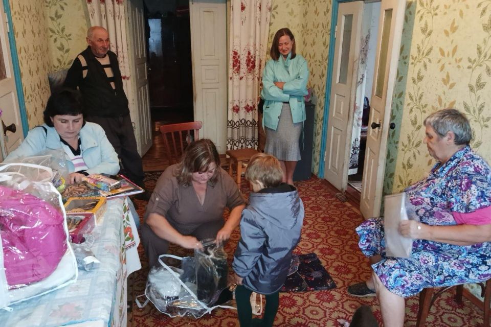 Багатодітній родині з села Пиковець передали необхідні речі