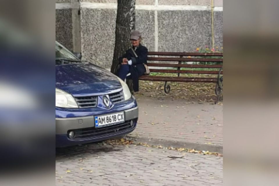 Жінка ззаду кидається на людей і б’є їх по голові і спині