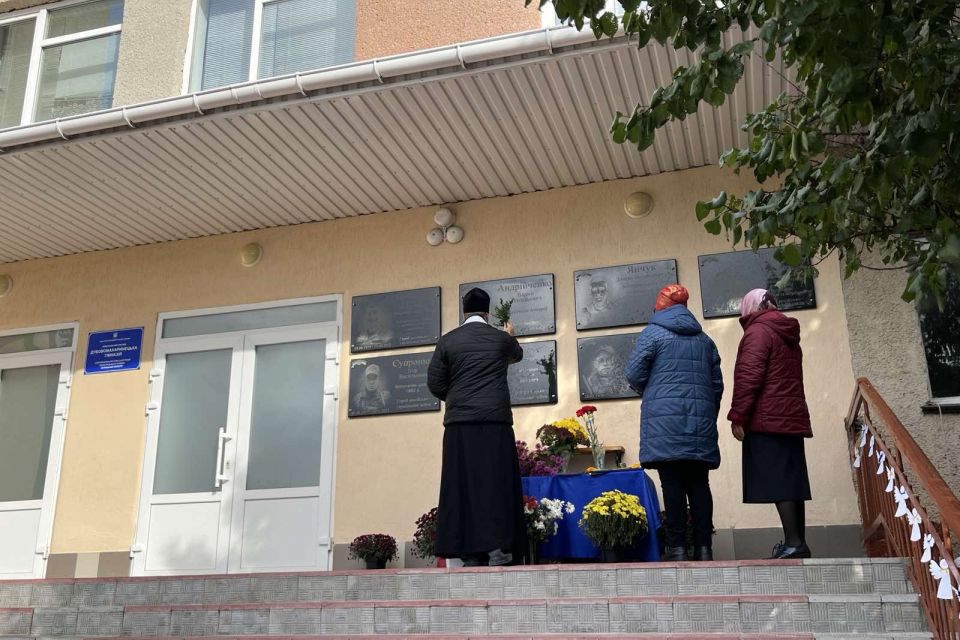 Лунали слова вдячності, скорботи. Відкрили меморіальні дошки Героям з Дубових Махаринець