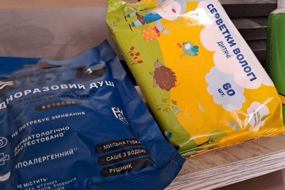 Збирають вологі серветки для військових