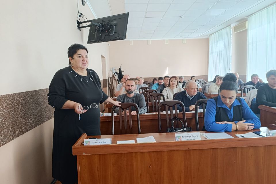 Майже без обговорень: на позачерговій сесії депутати розглянули сім питань