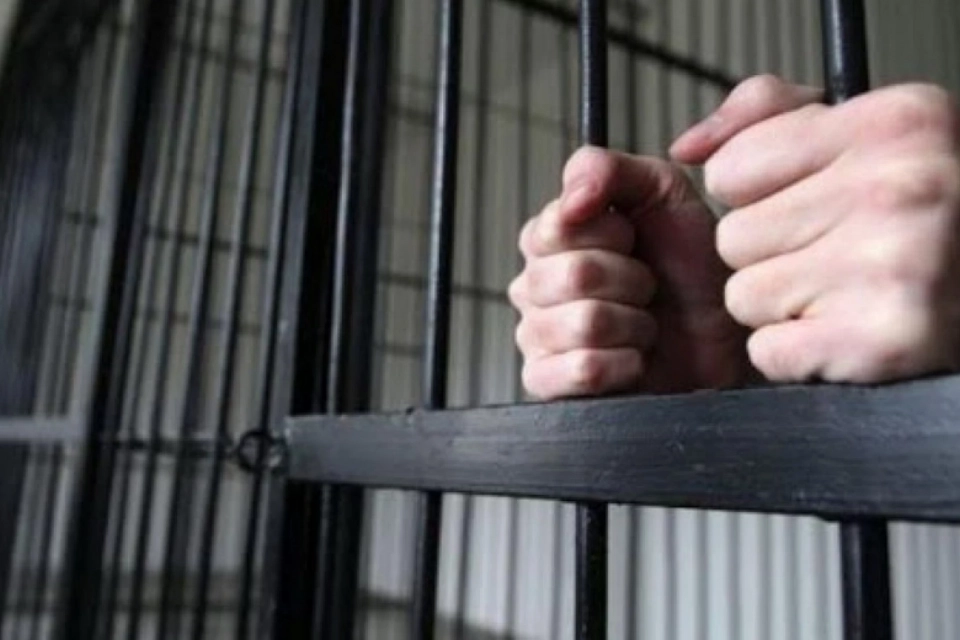 15 років за ґратами проведе чоловік, який ґвалтував дітей та створював порнографію