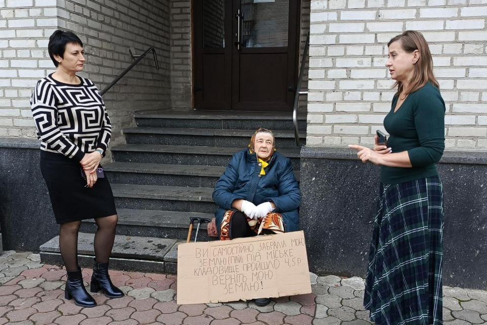 Жінка вийшла до міськради, бо її землю забрали під  цвинтар. Як вирішився конфлікт?