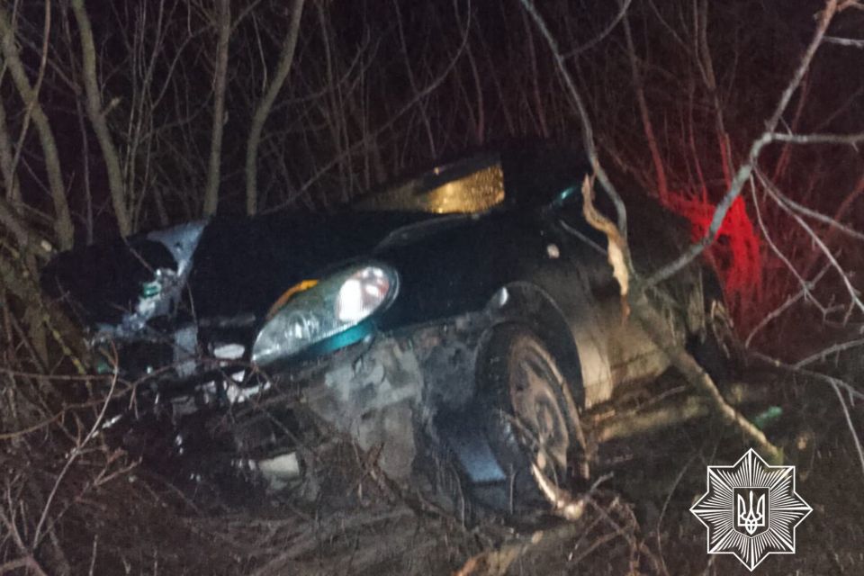 Нічна аварія у Журбинцях. П'яний водій в'їхав у дерево