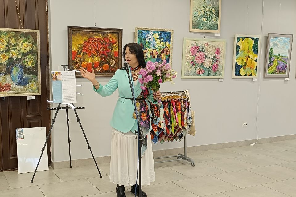 Квіти, що проростають крізь темряву: у Козятині відкрили виставку відомої художниці Оксани Висоцької