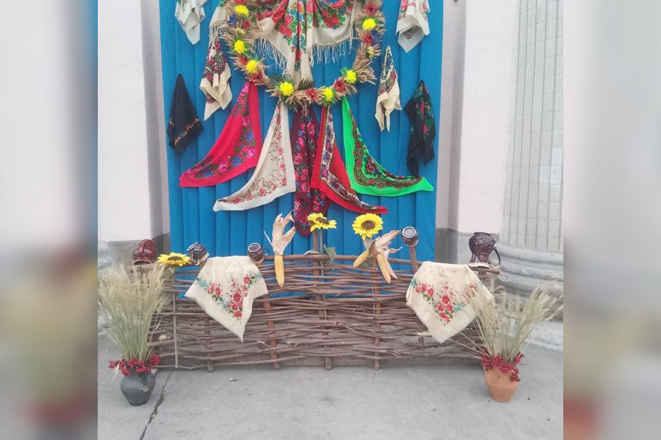 Хустка — це потужний оберіг. Біля Глуховецького Будинку культури облаштували фотозону