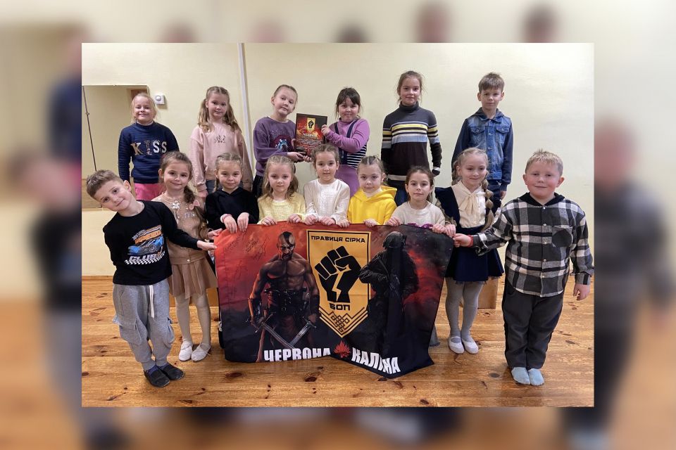 Відправили генератор та антидронові плащі і отримали подяку та прапор з підписами воїнів