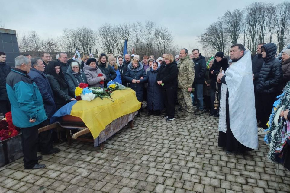 Герой Сергій Долечек повернувся додому, аби відпочити на рідній землі. Церемонія прощання