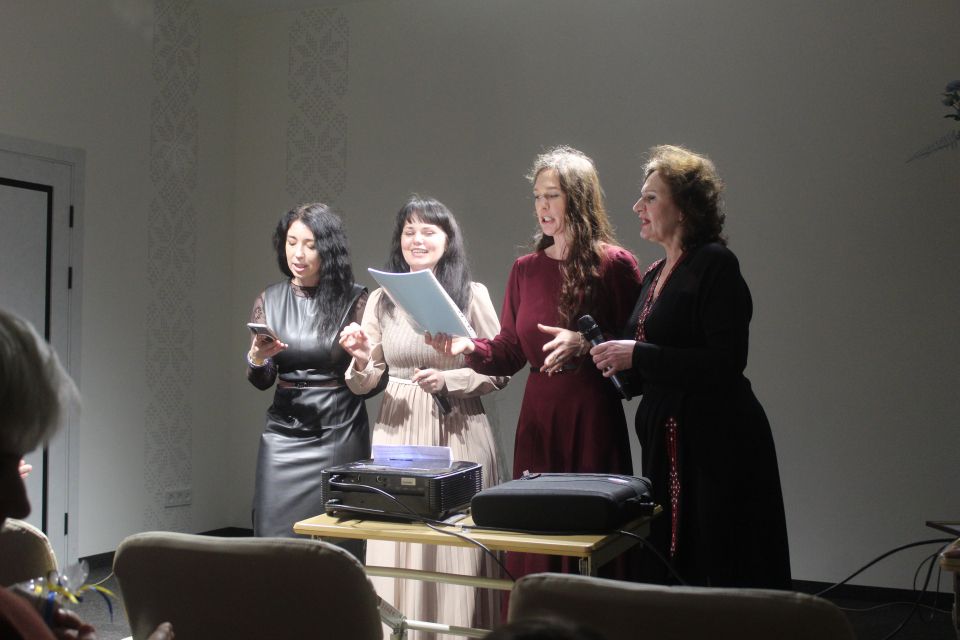 Вони можуть знайти те, чого немає і доставити туди, куди доставити не можна