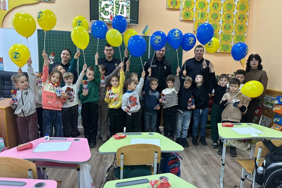 Ліцеїсти і поліцейські робили сніговики. Їх передадуть дітям, які перебувають у лікарні