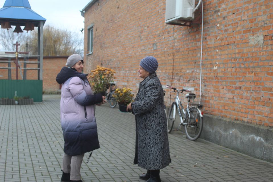 Молилися за воїнів, їли солодощі та розповідали, чому вони ходять до церкви Покрови