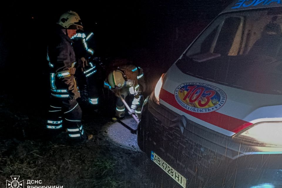 У Іванківцях «швидка» загрузла в ґрунтовій дорозі.  Авто вручну «витягли» рятувальники