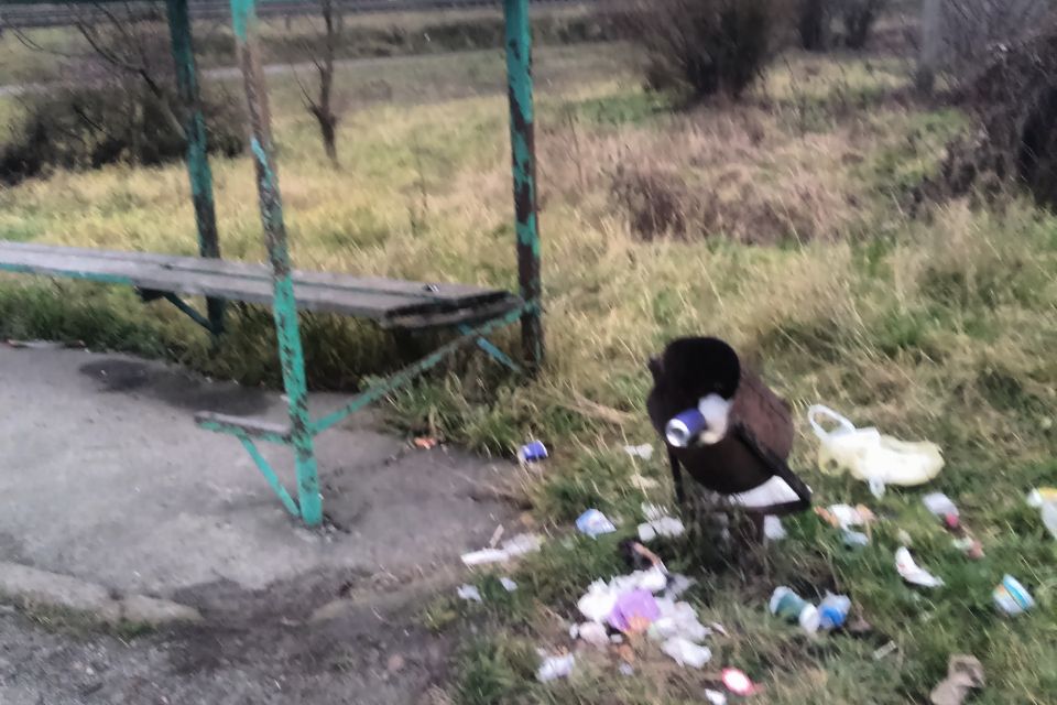 «Сидіння віджили своє, цвяхи витягуються руками і ви хочете, щоб тут не смітили?»