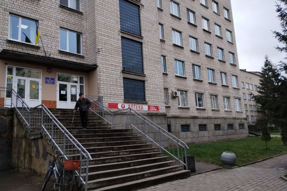 Сходи в поліклініку, як гора, але за вуглом — є підйомник