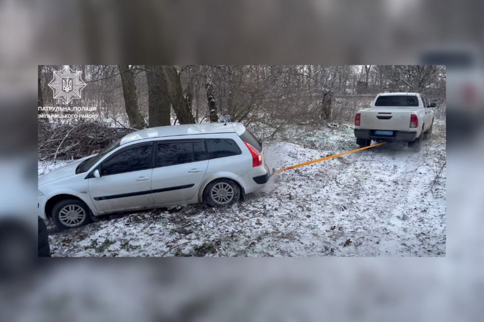 На автодорозі «Білопілля-Вівсяники» водій «Renault» з’їхав у кювет