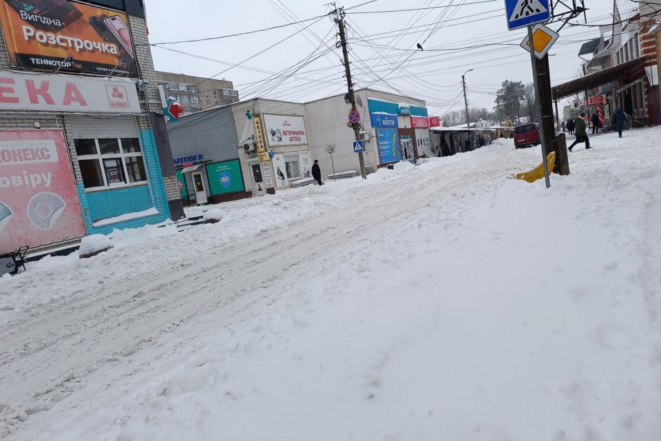 Дороги допомагає чистити навіть зелений тракторець, а за Стоматцентром треба були снігоступи