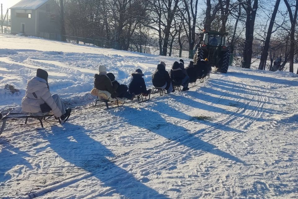 Емоції зашкаювали. У Кордишівці влаштували зимові катання на санчатах за трактором