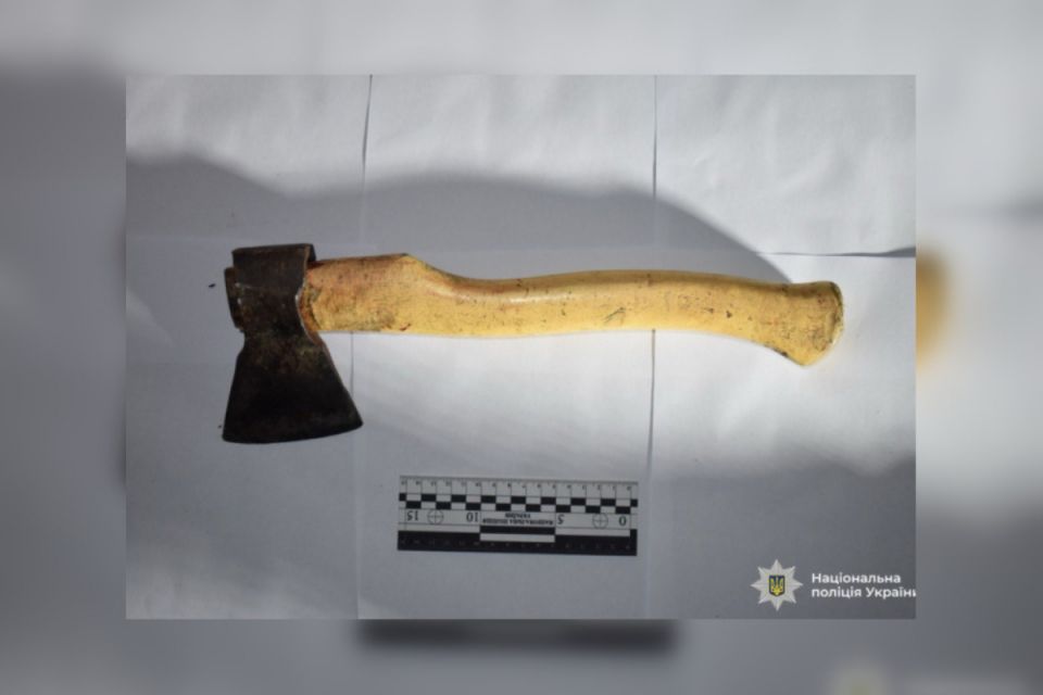 Зарубав свого знайомого сокирою під час застілля