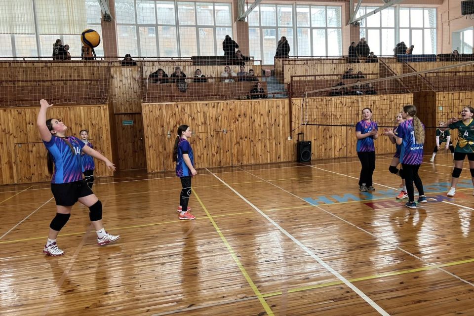 До Козятина приїхали команди з Жмеринки та Гнівані. Грали у волейбол