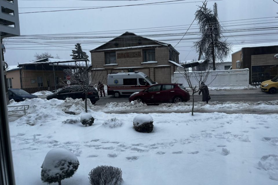Через припарковані авто біля сімейної медицини пацієнта переносили через дорогу
