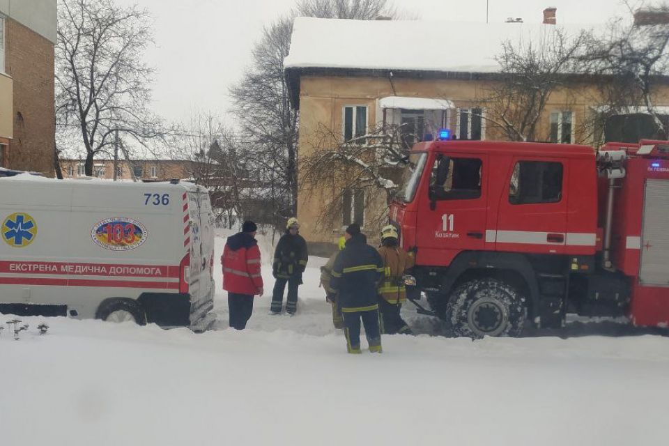 Важкохворі мають чекати, поки карету швидкої не витягнуть із снігу ДСНС