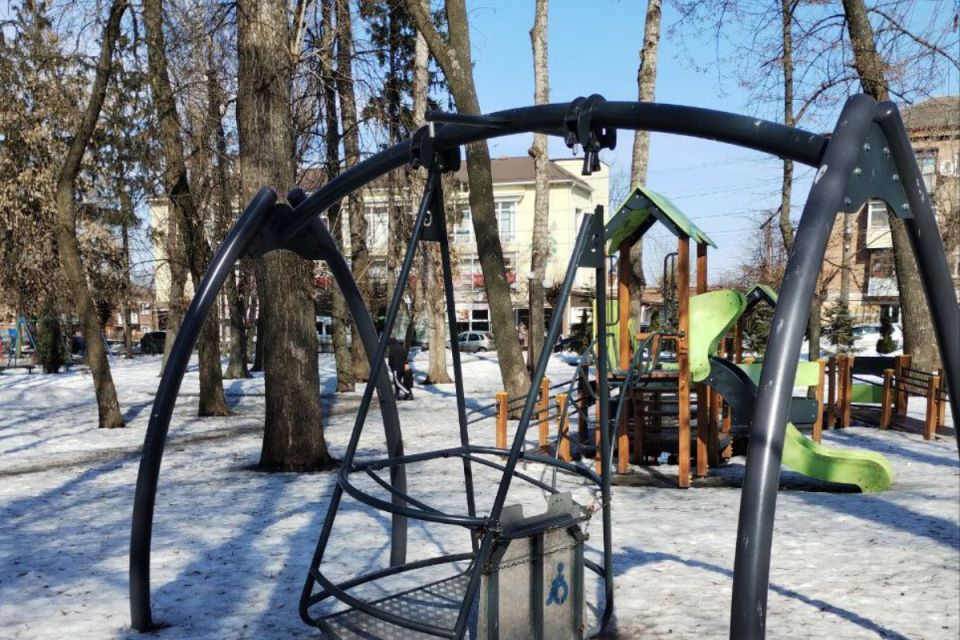 На дитячому майданчику з елементами інклюзії знову поламали гойдалку