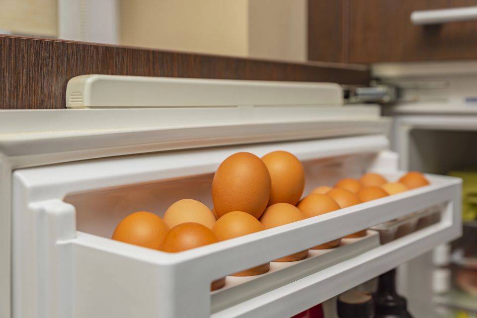 Майже всі зберігають яйця неправильно: одна помилка в холодильнику скорочує їхню свіжість