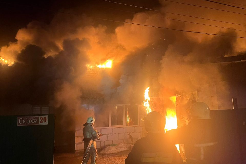Горів будинок і гараж, власник отримав опіки. Що відомо про вечірню пожежу у Козятині