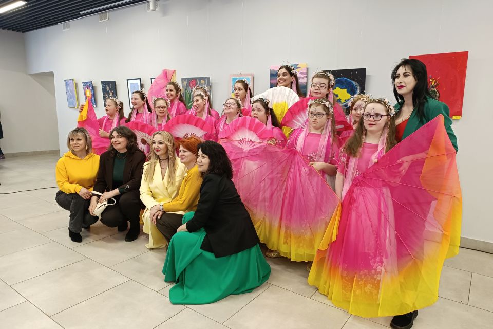 Мистецтво без бар’єрів: на всеукраїнському проєкті зібрали гроші для розвідників і створили картину