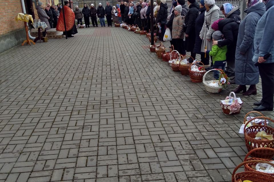 Христос Воскрес Воскресне й Україна. Освячення пасхальних кошиків у Козятині