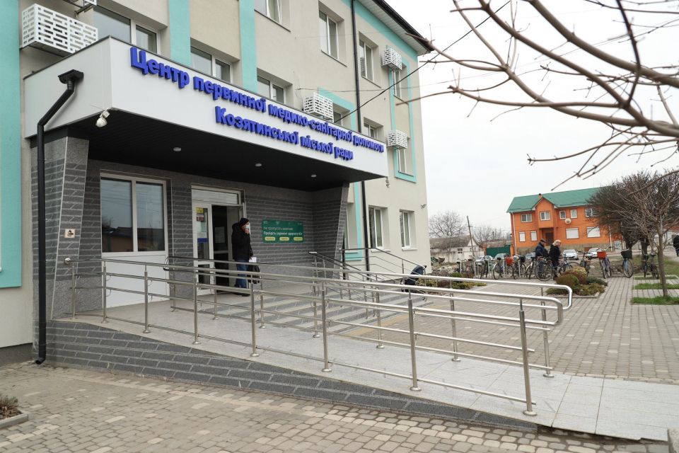 На даху 29 панелей, а всередині — інвертори. Як працює сонячна електростанція  у нашій «первинці»