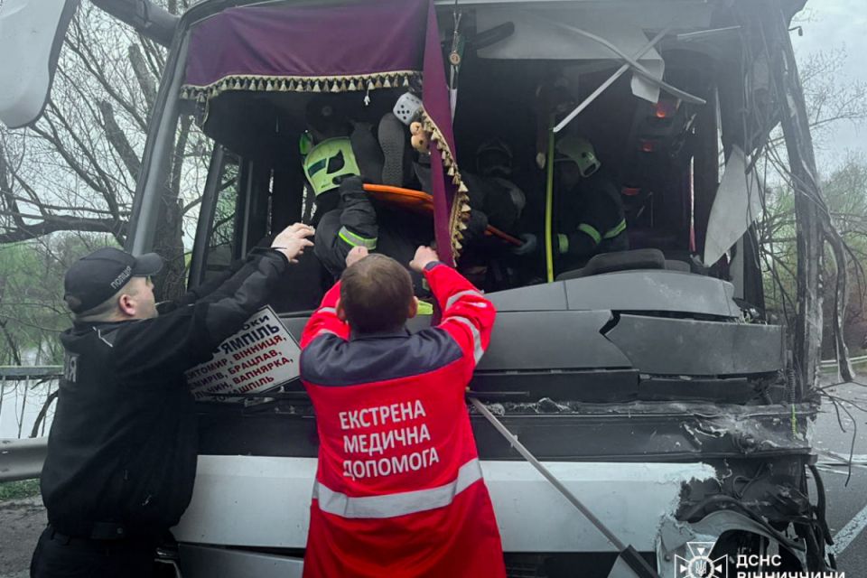 Надзвичайники деблокували з понівечених авто двох водіїв: у ДСНС показали моторошні кадри з ДТП